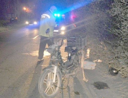 A ieşit cu mopedul pe polei şi a căzut printre maşini